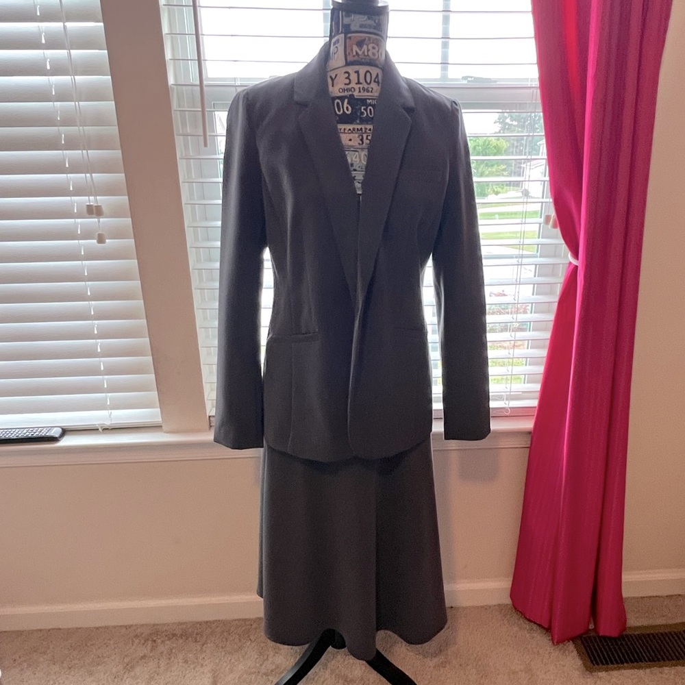 LIKE NEW WOMEN’S BUSINESS SKIRT SUITE